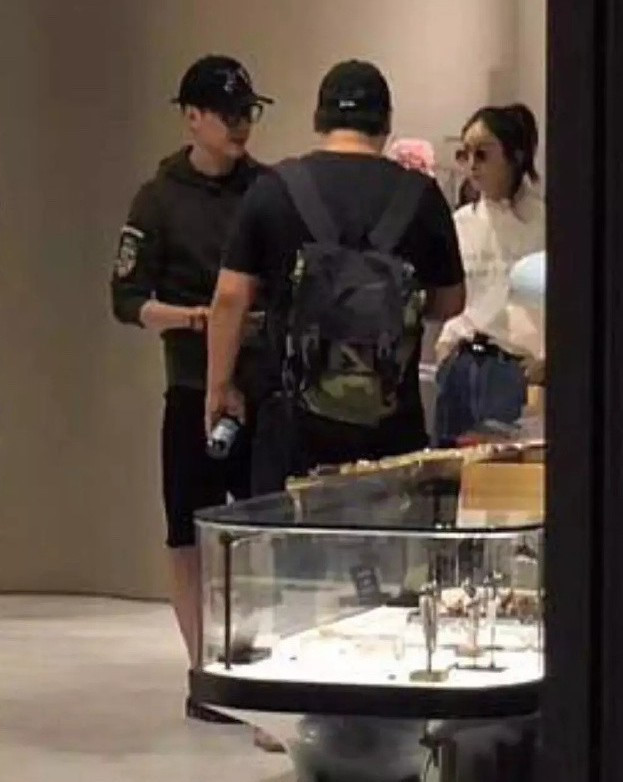 Trieu Le Dinh - Phung Thieu Phong di mua sam giua tin don hen ho