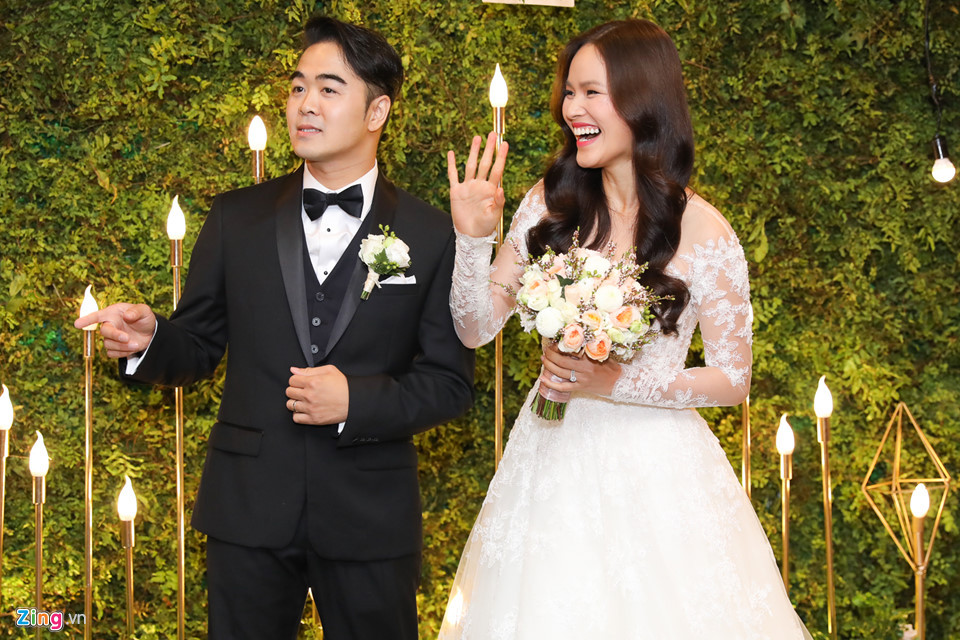 Trước đó, họ tổ chức đám hỏi ấm cúng tại nhà riêng vào ngày 17/8. Đám cưới của hai người được tổ chức tại một trung tâm hội nghị sang trọng ở TP.HCM. Không gian tiệc cưới được trang trí lung linh, lãng mạn.