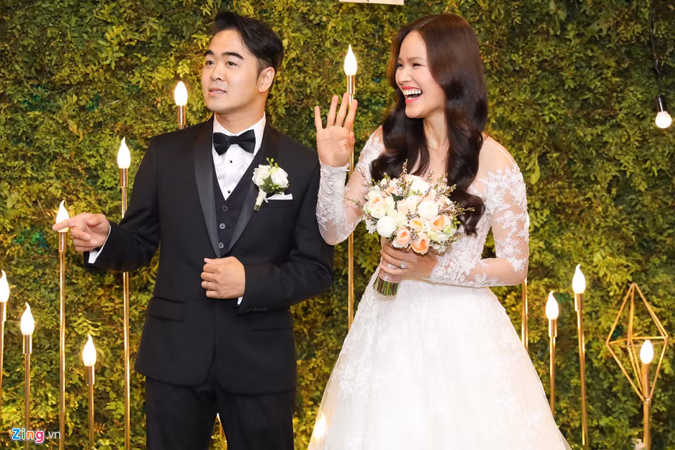 Trước đó, họ tổ chức đám hỏi ấm cúng tại nhà riêng vào ngày 17/8. Đám cưới của hai người được tổ chức tại một trung tâm hội nghị sang trọng ở TP.HCM. Không gian tiệc cưới được trang trí lung linh, lãng mạn.
