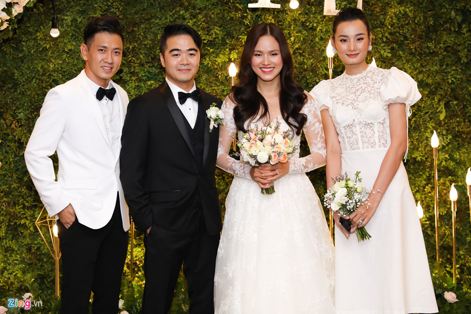 Đến chúc mừng á quân tại Vietnam’s Next Top Model 2010 có nhiều tên tuổi của làng thời trang như vợ chồng Đỗ An, Lê Thúy, nhà thiết kế Đỗ Mạnh Cường... Lê Thúy mặc đầm trắng tinh khôi cùng chồng đến dự hôn lễ của bạn thân.