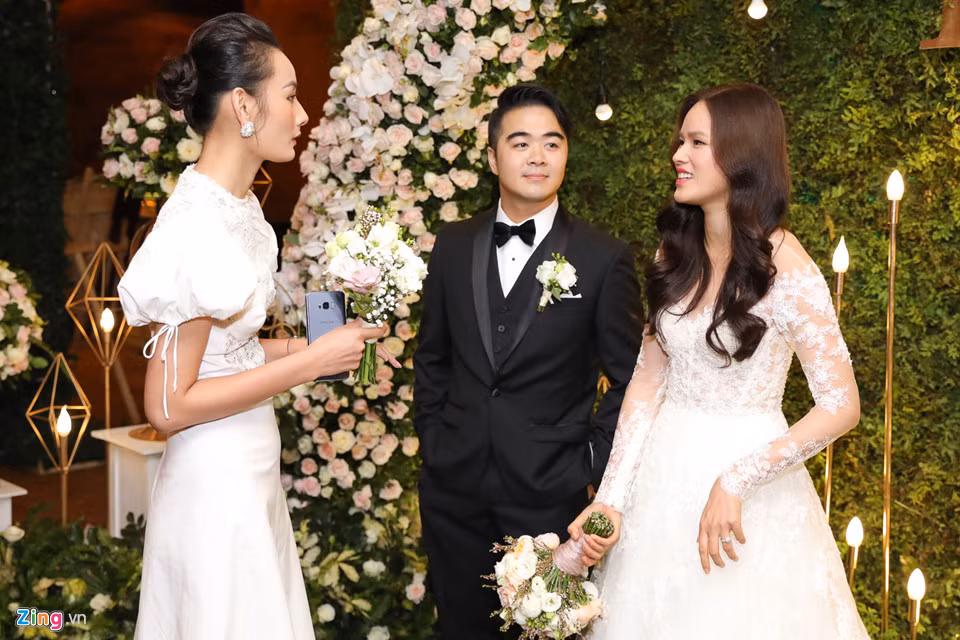 Vào ngày đám hỏi của Tuyết Lan, vợ chồng cô cũng có mặt. Lê Thúy còn có nhiệm vụ bê tráp cho nhà gái.