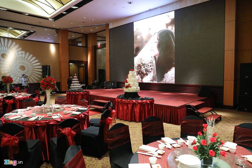 Tuyết Lan cho hay lễ cưới ấm cúng vì cô chỉ mời những đồng nghiệp thân thiết. Trong showbiz, cô không chơi thân với nhiều người. Ngoài ra, thời gian dài cô sang nước ngoài làm việc nên bạn bè cô chủ yếu là người mẫu và các nhà thiết kế.