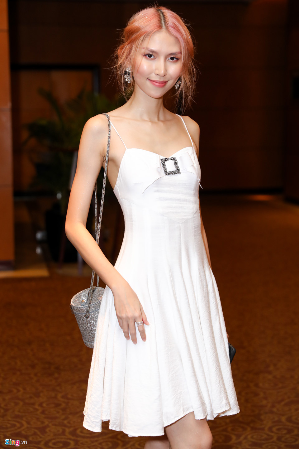 Người mẫu Thùy Dương cũng chọn đầm trắng đi đám cưới Tuyết Lan. Cô là một trong những đồng nghiệp thân thiết với Tuyết Lan. Nữ người mẫu cho biết yêu quý Tuyết Lan ở phong cách làm việc chuyên nghiệp và thân thiện, cởi mở với đàn em.