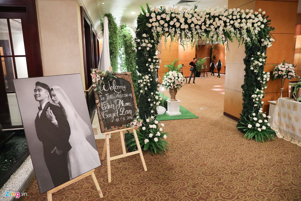 Không gian tiệc cưới của Tuyết Lan và ông xã Việt kiều trang trí nhẹ nhàng nhưng toát lên vẻ lãng mạn như một khu vườn cổ tích. Nữ người mẫu tâm sự cô cảm thấy may mắn khi gặp được chồng là người tâm đầu ý hợp, ủng hộ công việc vốn bị định kiến nhiều tai tiếng của vợ.