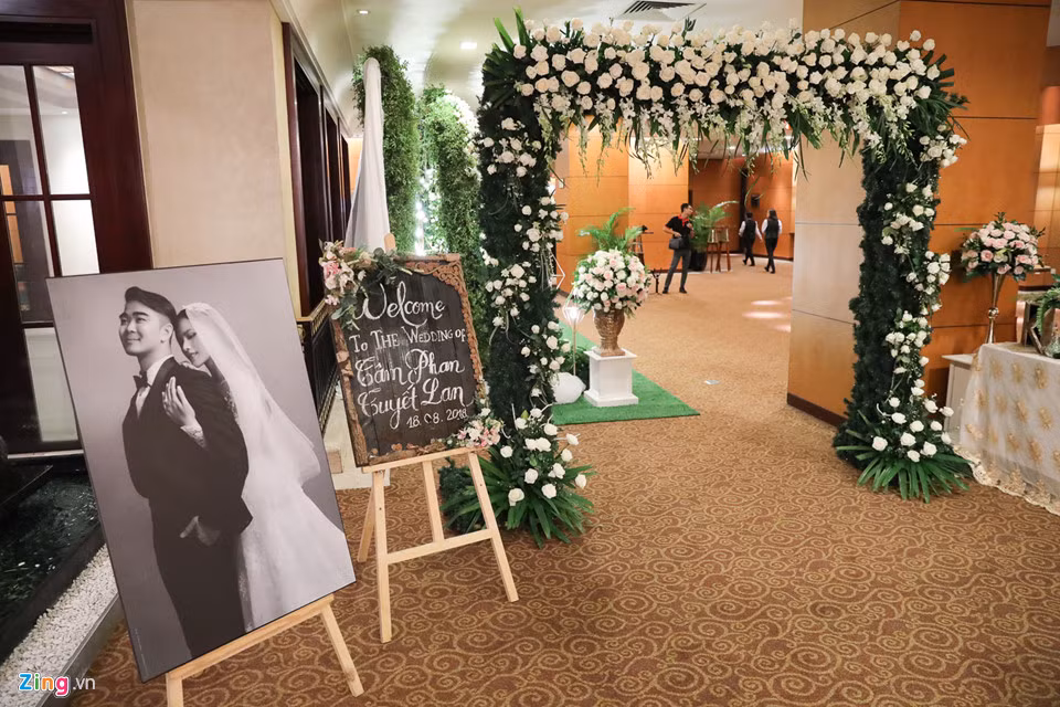 Không gian tiệc cưới của Tuyết Lan và ông xã Việt kiều trang trí nhẹ nhàng nhưng toát lên vẻ lãng mạn như một khu vườn cổ tích. Nữ người mẫu tâm sự cô cảm thấy may mắn khi gặp được chồng là người tâm đầu ý hợp, ủng hộ công việc vốn bị định kiến nhiều tai tiếng của vợ.