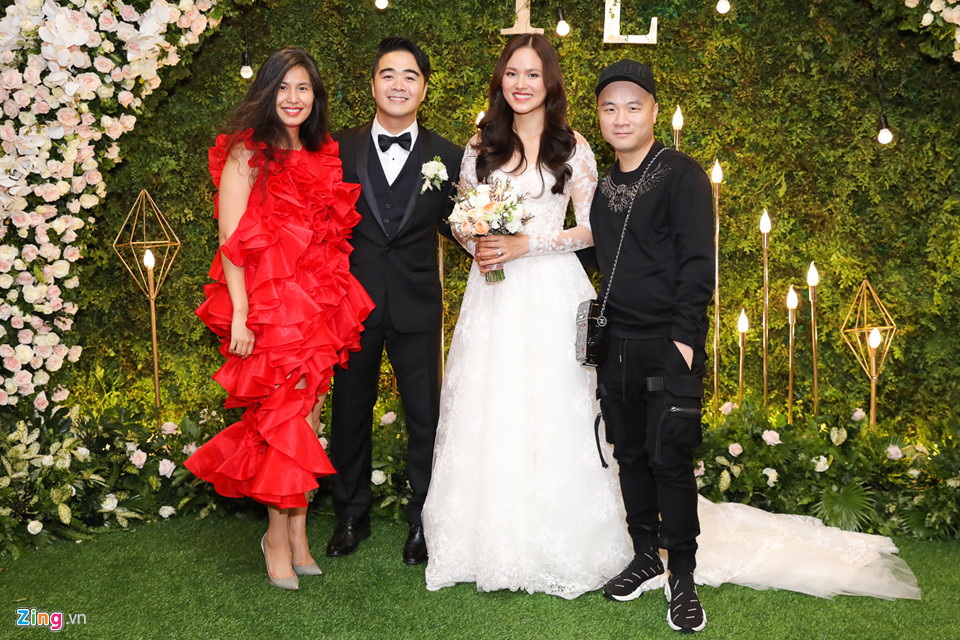 Nhà thiết kế Đỗ Mạnh Cường và Thủy Nguyễn đến chúc mừng Tuyết Lan.