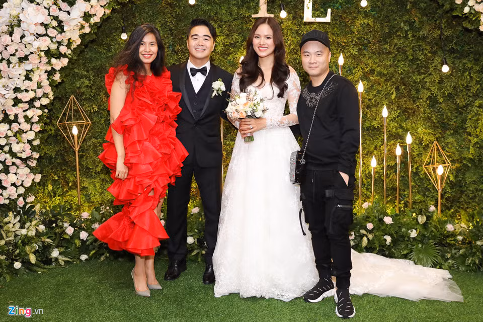 Nhà thiết kế Đỗ Mạnh Cường và Thủy Nguyễn đến chúc mừng Tuyết Lan.