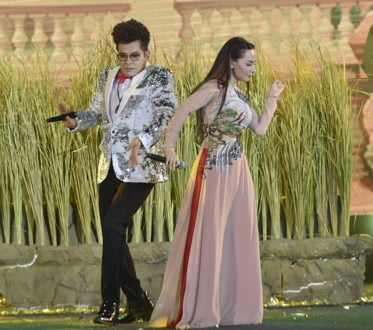 Với "Sóc sờ bai Sóc Trăng", hòa cùng phần tung hứng của MC Thanh Bạch, giọng ca hải ngoại không ngại gửi tặng khán giả điệu múa Chăm duyên dáng.