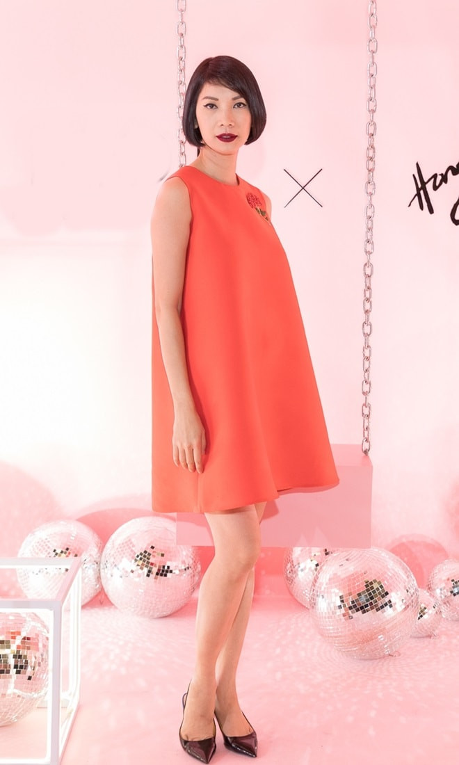 Siêu mẫu Xuân Lan đơn giản với chiếc váy dáng suôn màu đỏ cam nổi bật.