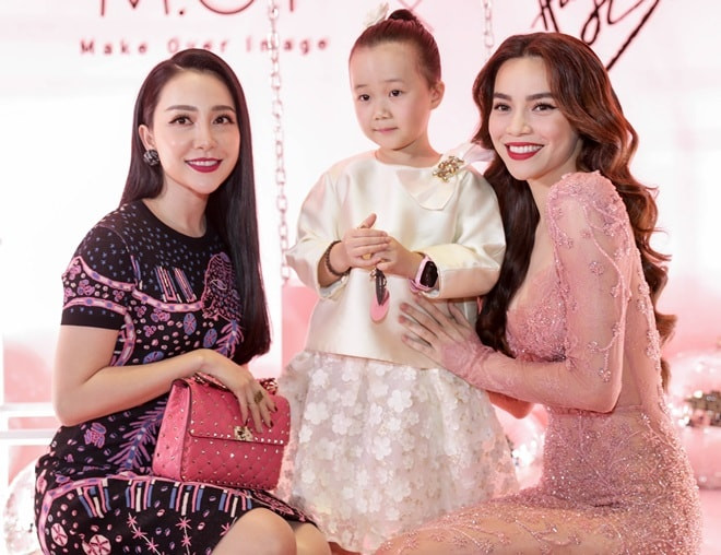 Nữ nghệ sĩ múa Linh Nga đến cùng con gái.