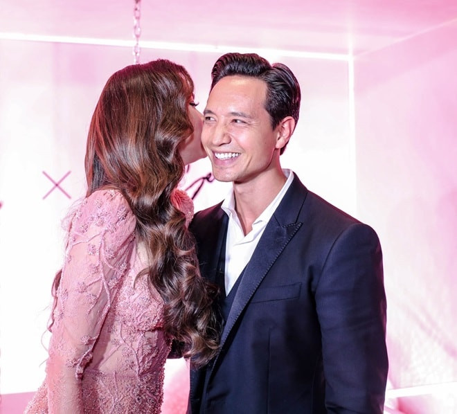 Cô không quên trao cho bạn trai của mình một nụ ngôn ngọt ngào và cảm ơn anh đã bên cạnh cô. Cặp đôi Hồ Ngọc Hà và Kim Lý vô cùng thân thiết tại sự kiện.