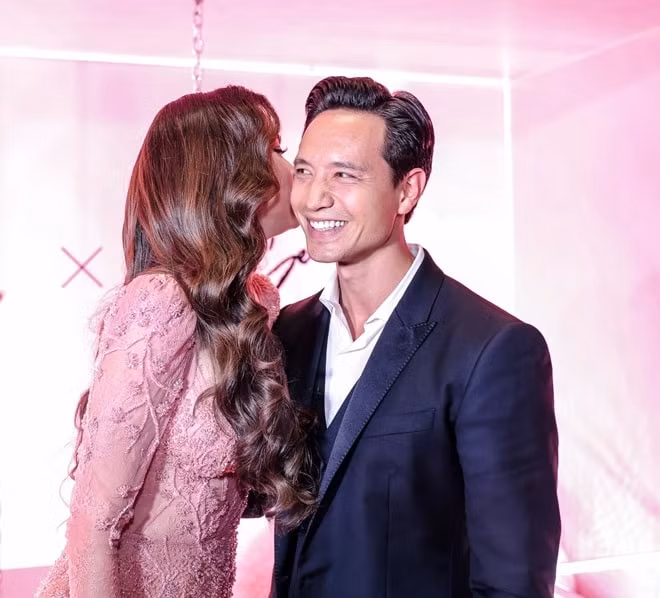 Cô không quên trao cho bạn trai của mình một nụ ngôn ngọt ngào và cảm ơn anh đã bên cạnh cô. Cặp đôi Hồ Ngọc Hà và Kim Lý vô cùng thân thiết tại sự kiện.