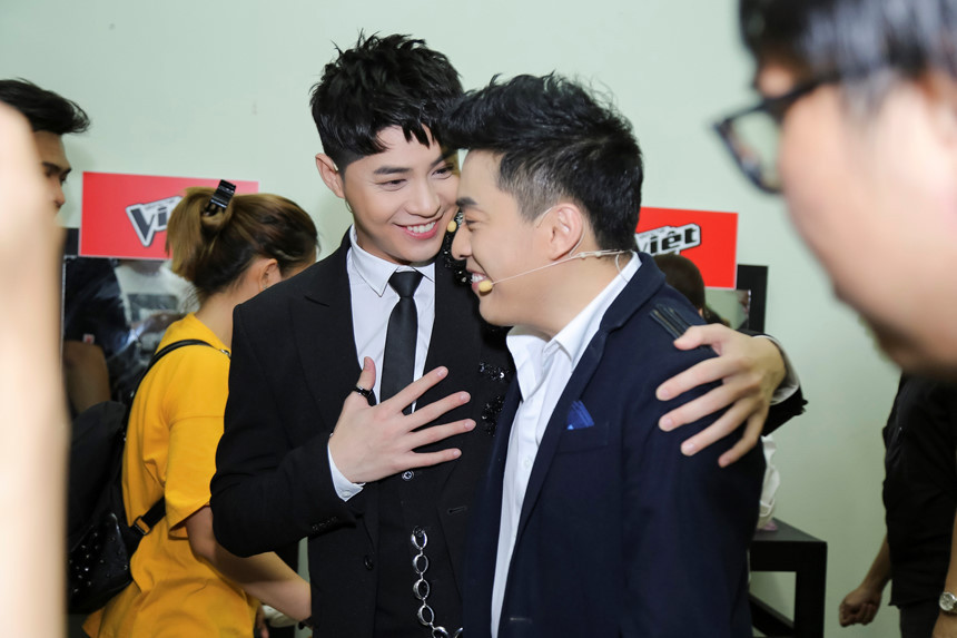 Trong khi đó, Lam Trường tuy có kinh nghiệm ngồi "ghế nóng" và từng là tên tuổi được khán giả yêu thích nhưng gần đây anh không có hoạt động âm nhạc nổi bật. Khán giả lo lắng cho khả năng nắm bắt thị trường âm nhạc của nam ca sĩ Tình thôi xót xa khi đảm nhận vai trò HLV.