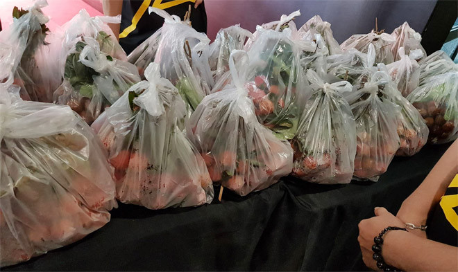 Ê-kíp của anh chia thành nhiều túi nhỏ để gửi tặng các khách mời có mặt tại sự kiện.