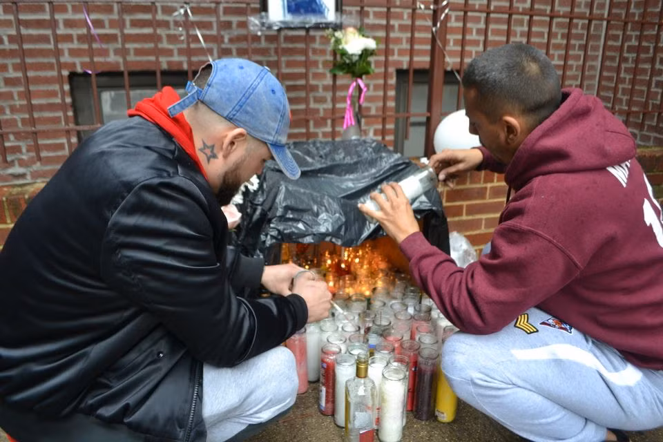 Những người bạn đốt nến tưởng nhớ Khalla Nguyễn.