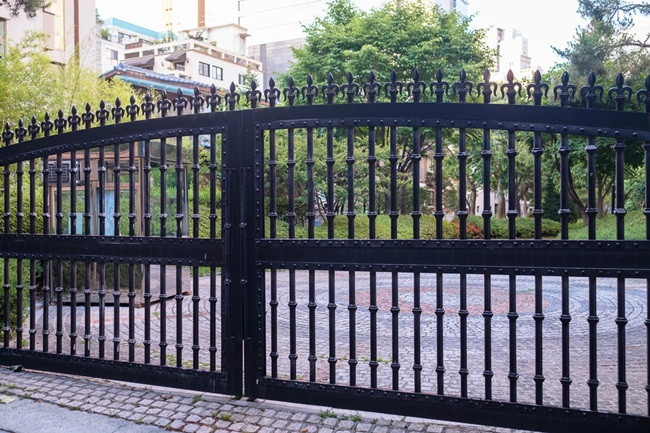 Xung quanh công viên Cheongdam có nhiều căn nhà sang trọng với cổng tuyệt đẹp. Một chung cư đẹp, sang trọng có giá không hề rẻ ở Gangnam.