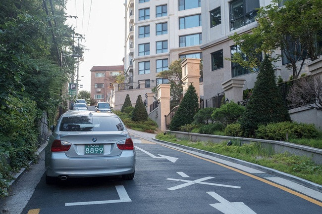 Nhiều tòa nhà xung quanh công viên Cheongdam vừa mới được xây dựng.