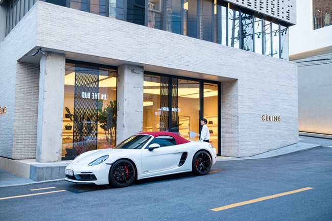 Bạn không khó để bắt gặp những siêu xe đỗ bên ngoài các tòa nhà xung quanh khu dân cư.