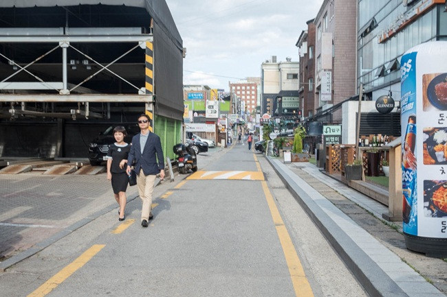 Cheongdam thường xuất hiện trên truyền hình với cuộc sống giàu sang. Đây cũng là nơi được chọn làm bối cảnh nhiều bộ phim.