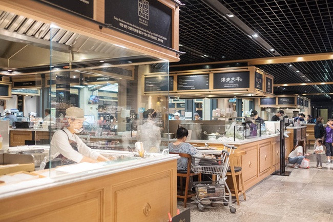 Bên trong tầng hầm của Galleria, có nhà hàng Gourmet 494. Tại đây, có nhiều quầy hàng ăn cao cấp phục vụ đồ ăn châu Á và nhiều nước trên thế giới.