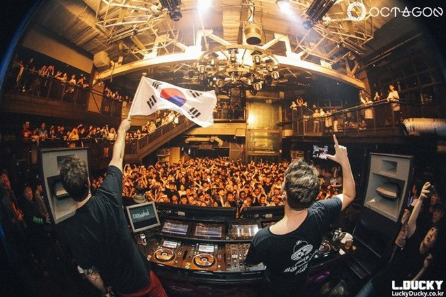 Khi nhắc đến Gangnam, chắc chắn mọi người sẽ biết tới các câu lạc bộ đêm nơi có nhiều ca sĩ nổi tiếng trình diễn.