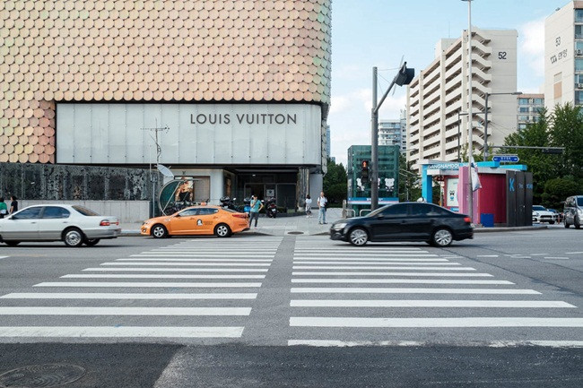 Bên trong trung tâm mua sắm Galleria có sự hiện diện của rất nhiều thương hiệu như Prada, Gucci, LV...