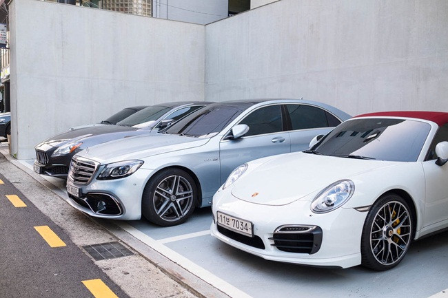 Mọi chỗ đỗ xe ở các ngõ ngách đều có các xe hơi hạng sang.