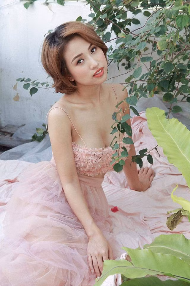 Thanh Vân Hugo diện váy hai dây trễn nải, khoe nét đẹp tươi trẻ và gợi cảm.