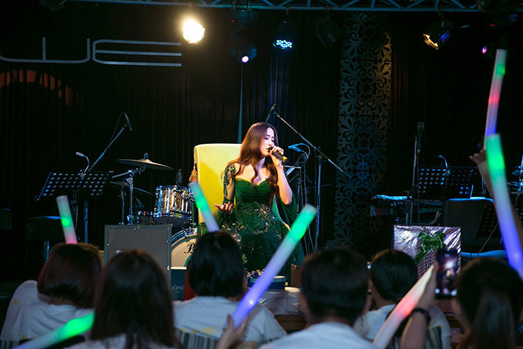 “Xa anh là tốt nhất” là ca khúc do Phúc Bồ sáng tác. Tựa bài hát cũng chính là thông điệp dành cho các cô gái khi yêu sai người.