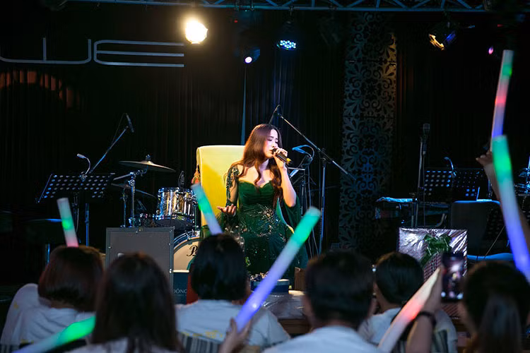 “Xa anh là tốt nhất” là ca khúc do Phúc Bồ sáng tác. Tựa bài hát cũng chính là thông điệp dành cho các cô gái khi yêu sai người.