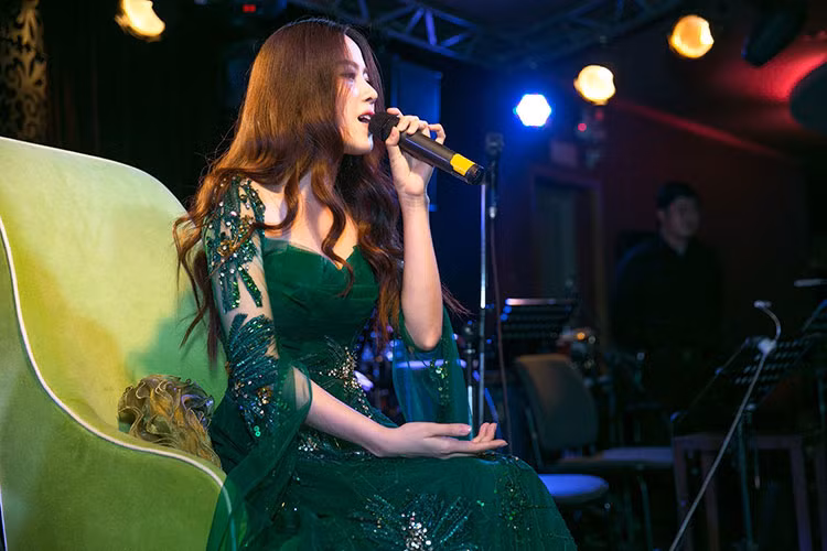 Sau khi ra mắt version Thái vào ngày 28/5, Nam Em vừa chính thức ra mắt MV ca khúc “Xa anh là tốt nhất” version tiếng Việt.