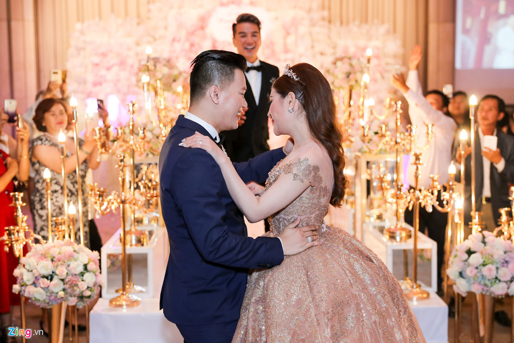 Vợ chồng Tố Ny say sưa nhảy khi Đàm Vĩnh Hưng lên sân khấu hát tặng. Cả hai trao nhau ánh mắt tình tứ và nắm tay không rời trong suốt tiệc cưới.