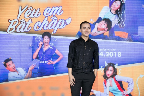 Được biết đến sau khi trở thành quán quân một gameshow truyền hình, Hoài Lâm không chỉ thu hút nhờ gương mặt điển trai, thư sinh mà còn chinh phục khán giả nhờ giọng hát ấm áp. Bên cạnh các hoạt động nghệ thuật, phong cách của giọng ca sinh năm 1995 cũng là đề tài khiến người hâm mộ hết sức quan tâm. Mới đây, tham dự sự kiện ra mắt phim Yêu em bất chấp, nam ca sĩ gây bất ngờ khi xuất hiện với kiểu đầu đinh lạ lẫm, khác hẳn hình ảnh soái ca, lịch lãm như ngày thường.