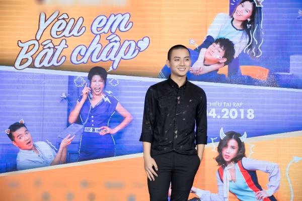 Được biết đến sau khi trở thành quán quân một gameshow truyền hình, Hoài Lâm không chỉ thu hút nhờ gương mặt điển trai, thư sinh mà còn chinh phục khán giả nhờ giọng hát ấm áp. Bên cạnh các hoạt động nghệ thuật, phong cách của giọng ca sinh năm 1995 cũng là đề tài khiến người hâm mộ hết sức quan tâm. Mới đây, tham dự sự kiện ra mắt phim Yêu em bất chấp, nam ca sĩ gây bất ngờ khi xuất hiện với kiểu đầu đinh lạ lẫm, khác hẳn hình ảnh soái ca, lịch lãm như ngày thường.