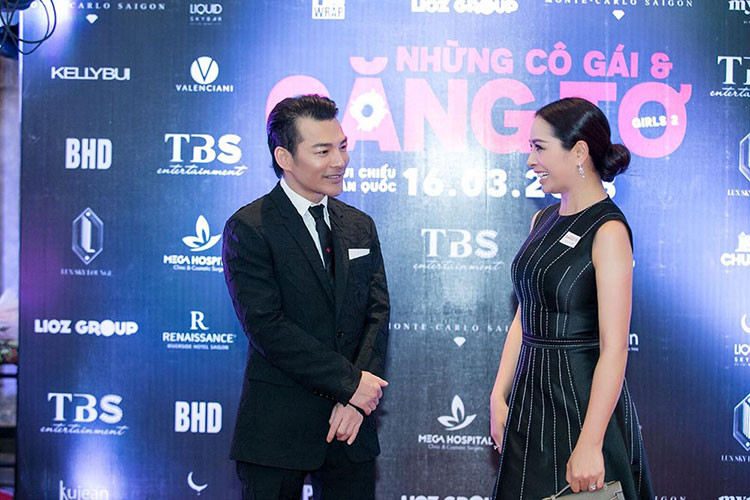 Người mẫu Thúy Hằng cũng đến chúc mừng Trần Bảo Sơn và ê-kíp bộ phim.