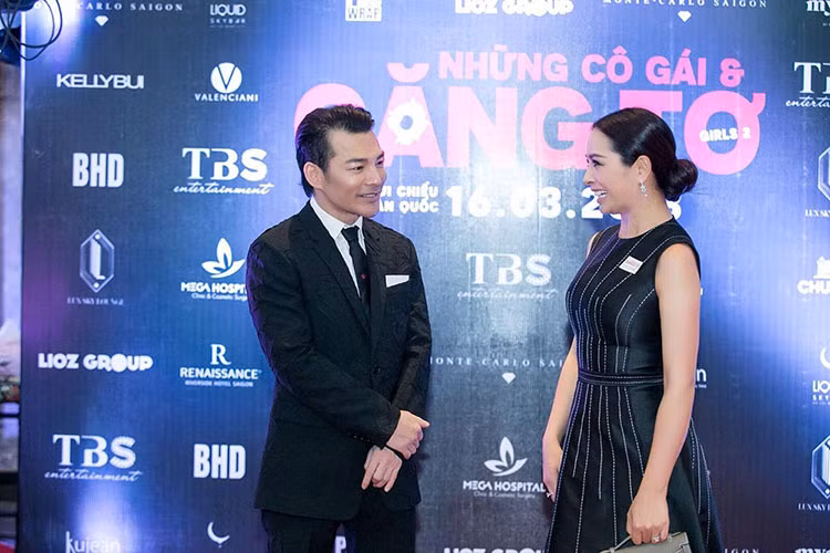 Người mẫu Thúy Hằng cũng đến chúc mừng Trần Bảo Sơn và ê-kíp bộ phim.