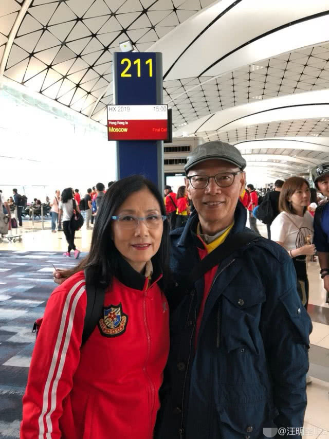 Vợ chồng Uông Minh Thuyên và La Gia Anh chụp ảnh lưu niệm tại sân bay. Trả lời On về dự đoán tỷ số, nam diễn viên quen thuộc trong các phim Châu Tinh Trì cho biết: "Tôi vốn ủng hộ Brazil vào chung kết nhưng không ngờ Brazil lại bị loại. Tôi rất buồn sau trận đấu đó. Trong trận chung kết tới đây, dù Pháp mạnh hơn, tôi vẫn ủng hộ đội kém là Croatia".