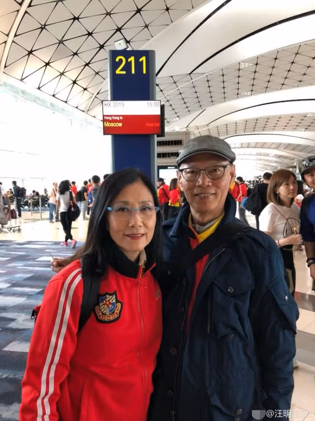 Vợ chồng Uông Minh Thuyên và La Gia Anh chụp ảnh lưu niệm tại sân bay. Trả lời On về dự đoán tỷ số, nam diễn viên quen thuộc trong các phim Châu Tinh Trì cho biết: "Tôi vốn ủng hộ Brazil vào chung kết nhưng không ngờ Brazil lại bị loại. Tôi rất buồn sau trận đấu đó. Trong trận chung kết tới đây, dù Pháp mạnh hơn, tôi vẫn ủng hộ đội kém là Croatia".