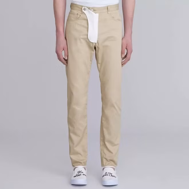 Điểm nhấn của chiếc quần nằm ngay khu vực nhạy cảm.