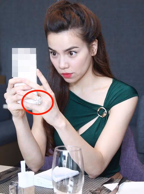 Ngoài quần áo hàng hiệu, Hà Hồ từng khiến dư luận choáng ngợp trước bộ sưu tập nhẫn kim cương đắt giá. Trong số những chiếc nhẫn nữ ca sĩ sở hữu có chiếc giá trị lên đến 21 tỷ đồng. Chiếc nhẫn 21 tỷ đồng khiến Hồ Ngọc Hà luôn nổi bật mỗi khi xuất hiện.