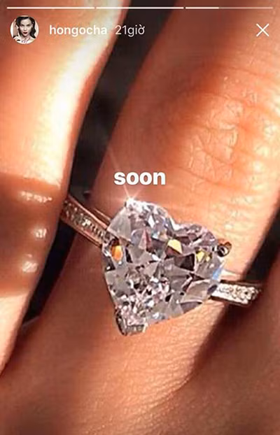 Hà Hồ chia sẻ ảnh tay đeo nhẫn kim cương cỡ lớn.
