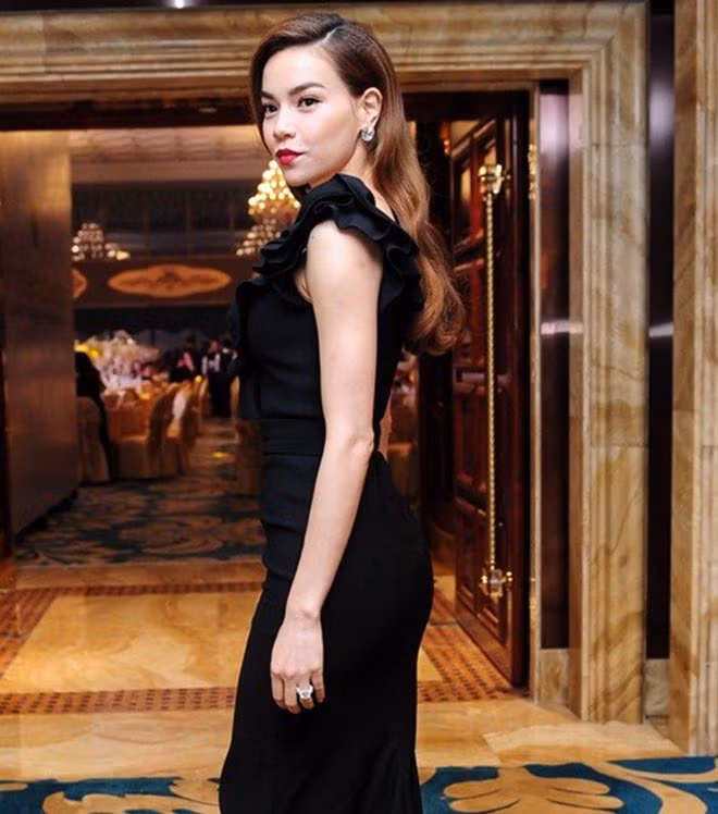 Tuy thường xuyên đeo chiếc nhẫn kim cương "khổng lồ" trong mọi dịp nhưng Hà Hồ khẳng định chưa bao giờ lấy giá trị tài sản để chứng tỏ bản thân.