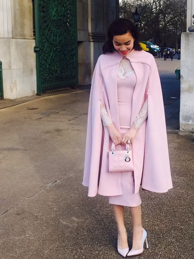 Đây cũng là chiếc nhẫn cô từng đeo khi đi London gặp Beckham.