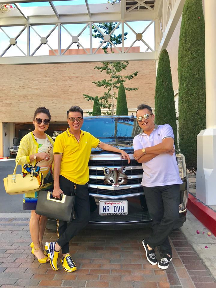 Đàm Vĩnh Hưng bên cạnh chiếc siêu xe đắt giá có biển số mang tên anh. Vốn được biết đến là một trong những nghệ sĩ có cuộc sống sang chảnh nhất nhì showbiz Việt nhưng nhiều khán giả vẫn không khỏi ngạc nhiên trước độ chịu chi của "ông hoàng nhạc Việt".