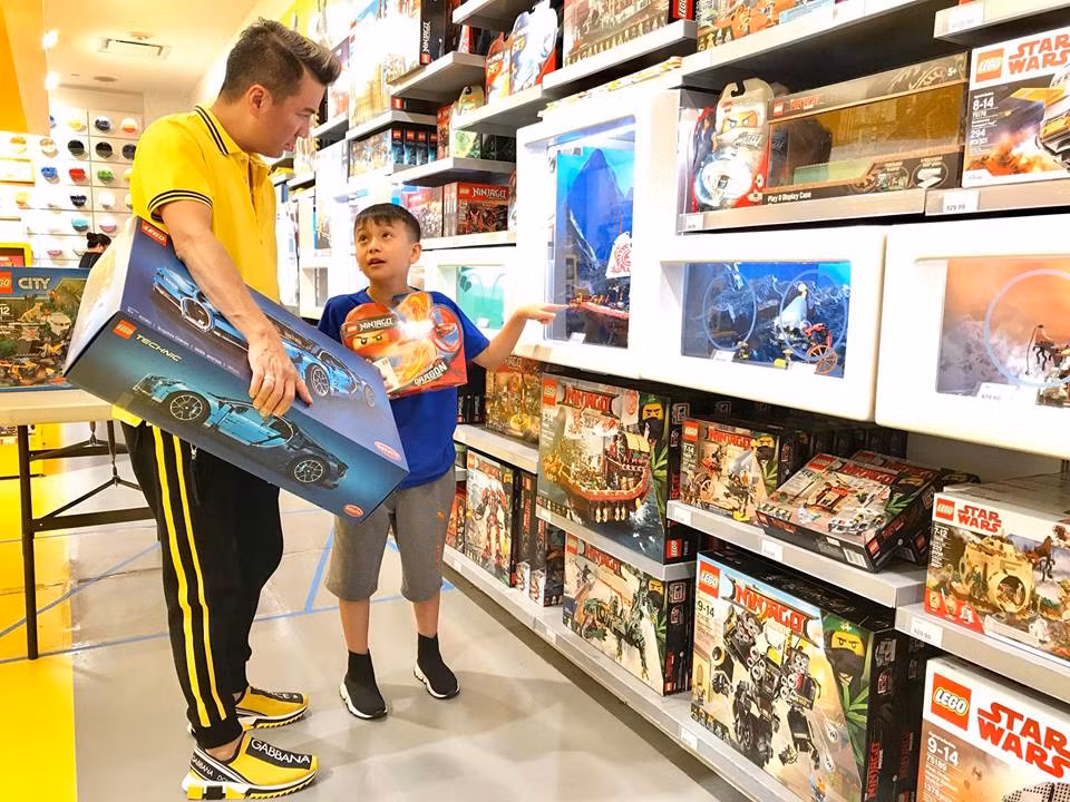 Trong chuyến lưu diễn tại Mỹ, Đàm Vĩnh Hưng cũng vui vẻ hội ngộ với anh chị của mình. Nam ca sĩ có lịch diễn khá dày đặc khi liên tục bay đi bay về giữa Mỹ và Việt Nam cũng như tại các bang của xứ sở cờ hoa. Bận rộn là vậy nhưng Đàm Vĩnh Hưng vẫn dành thời gian đưa các "thiên thần nhỏ" của mình đi mua sắm.