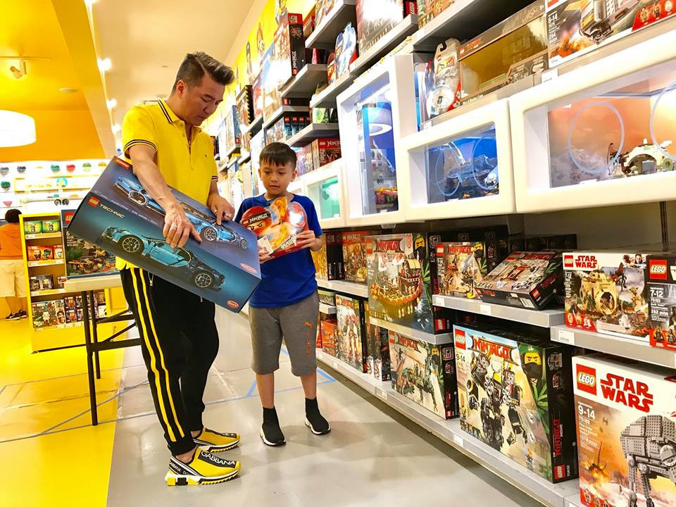 Có thể nói, cuộc sống sang chảnh của Đàm Vĩnh Hưng khiến nhiều người phải ngưỡng mộ. Anh thường xuyên đi lưu diễn nước ngoài, sở hữu siêu xe hàng chục tỷ đồng, sống trong biệt thự trị giá hơn 60 tỷ đồng...