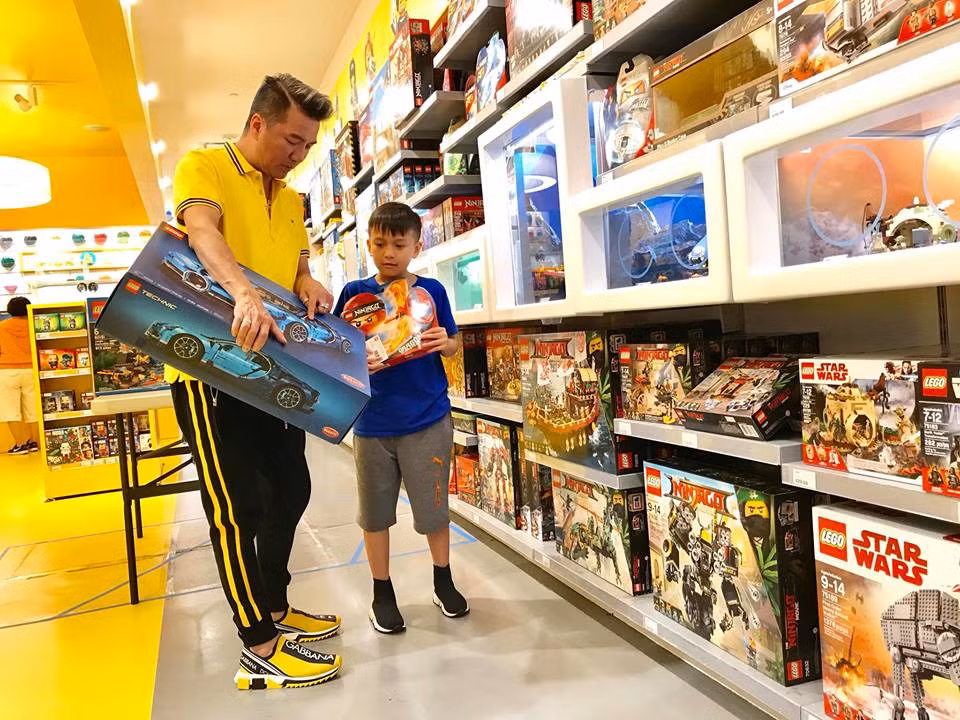 Có thể nói, cuộc sống sang chảnh của Đàm Vĩnh Hưng khiến nhiều người phải ngưỡng mộ. Anh thường xuyên đi lưu diễn nước ngoài, sở hữu siêu xe hàng chục tỷ đồng, sống trong biệt thự trị giá hơn 60 tỷ đồng...