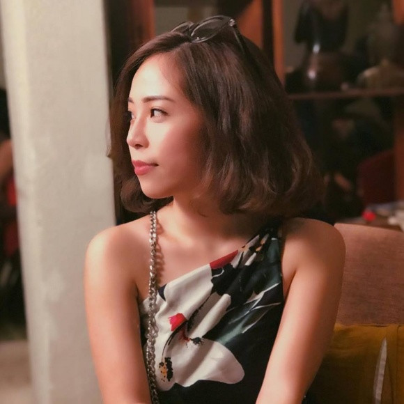 Chia sẻ về cơ duyên gặp nhau, nam MC cho biết: "Lần đầu tiên gặp nàng là qua công việc. Còn với nàng thì đó là một lần rớt tim khi trông thấy tôi trải bước qua ngã tư Tràng Thi, Quang Trung".