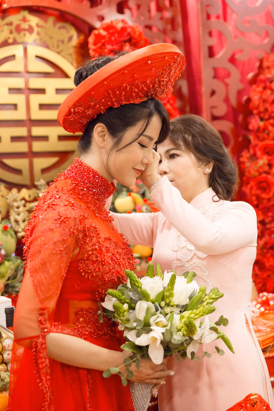 Cô dâu được mẹ chồng trao trang sức. Diệp Lâm Anh cho biết cô yêu quý và gần gũi với mẹ chồng. Mẹ chú rể được nhận xét trẻ hơn so với tuổi.