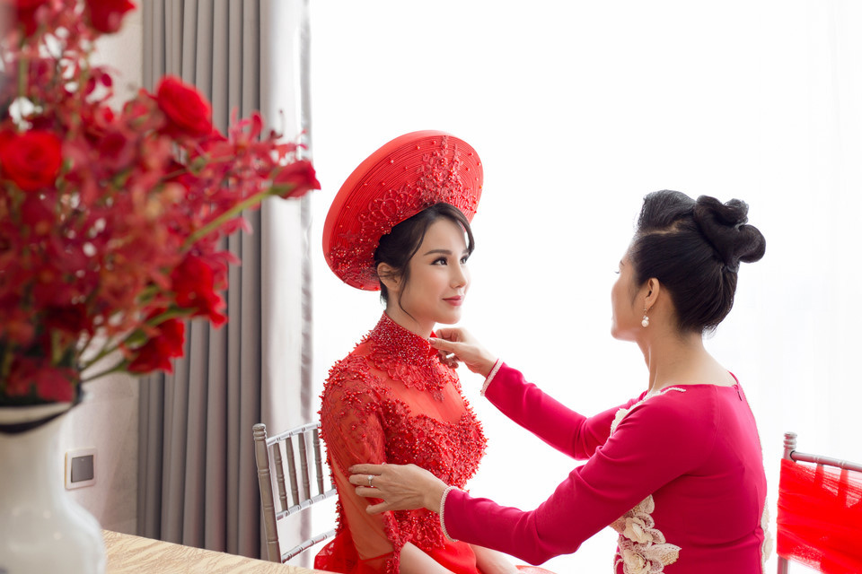 Cô dâu được mẹ chăm lo và chỉnh trang phục trước khi gia đình nhà trai tới. Diệp Lâm Anh cho biết cô coi mẹ như bạn nên mọi chuyện đều có thể chia sẻ với bà.